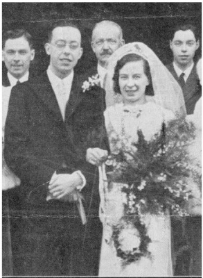 <sub>Wedding Day of Edwin & Edith at<br>Tewkesbury Abbey on 4 December 1939.<br>(Eastman)</sub>