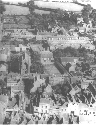 <sub>A 1928 aerial photograph of Trinity<br>Church with the Head Teacher’s<br>house to its right and the<br>Junior School across Trinity Walk.</sub>