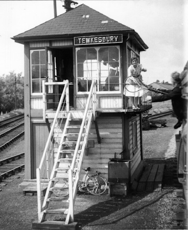 <sup>Mrs. Swift ‘passes the baton’ to the fireman on an<br>Upton-bound train on 12 August 1961.<br>John Jennings JJ-1172 Transport Treasury</sup>