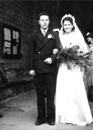 Bride and groom at the Abbey entrance 